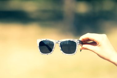 Siyah lensli retrogüneş gözlüğü modeli yakın plan. Seçici odak