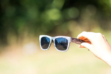 Siyah lensli retrogüneş gözlüğü modeli yakın plan. Seçici odak