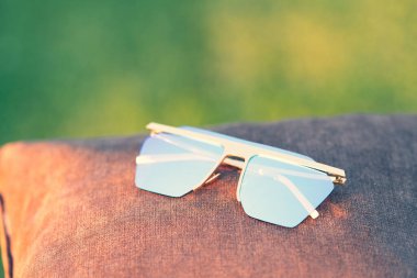 Mavi lensli büyük boy güneş gözlüğü modeli. Seçici odak