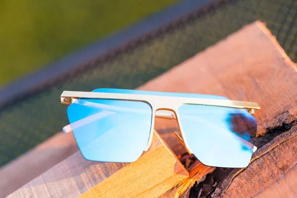 Modelo de óculos de sol de grandes dimensões com lentes azuis fechadas. Foco seletivo — Fotografia de Stock
