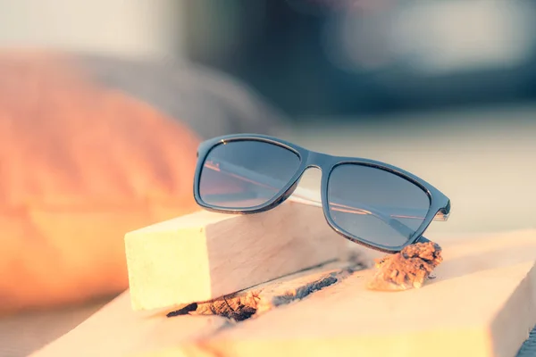 Modelo de gafas de sol clásicas con lentes negras que disparan en un día de verano. Enfoque selectivo — Foto de Stock
