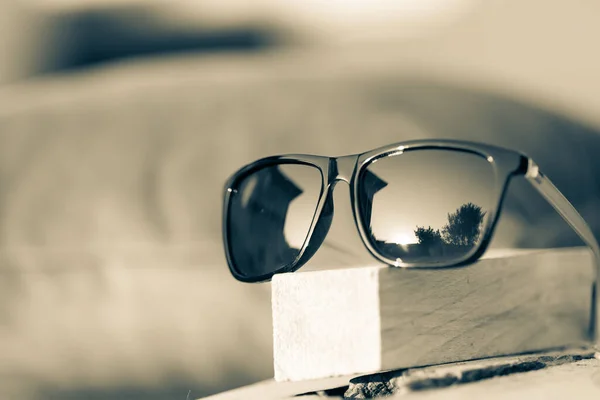 Klasický model slunečních brýlí s černými čočkami střílet v letním dni. Selektivní zaměření — Stock fotografie