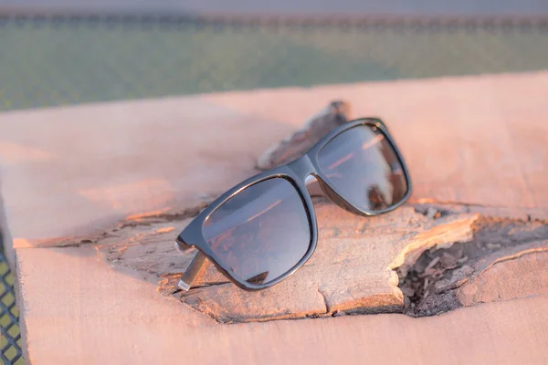 Klassisches Sonnenbrillenmodell mit schwarzen Gläsern an einem Sommertag. Selektiver Fokus — Stockfoto