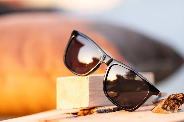Modelo de gafas de sol clásicas con lentes negras que disparan en un día de verano. Enfoque selectivo — Foto de Stock