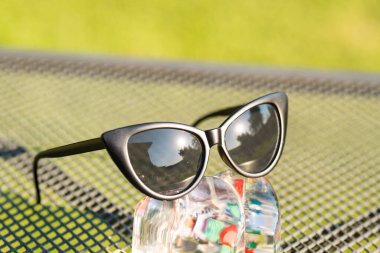 Kedi gözü güneş gözlüğü siyah model yakın plan bir yaz günü çekimi. Seçici odak