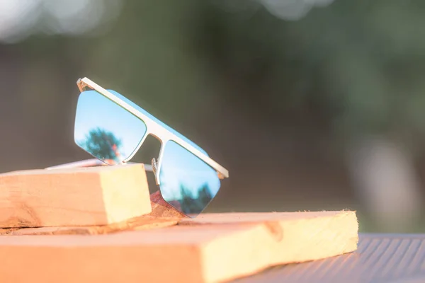 Futurista modelo de gafas de sol de gran tamaño con lentes azules disparar primer plano al aire libre. Enfoque selectivo — Foto de Stock