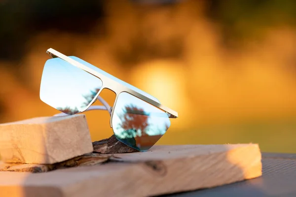 Футуристична модель негабаритних сонцезахисних окулярів з блакитними лінзами знімає відкритий крупним планом. Вибірковий фокус — стокове фото