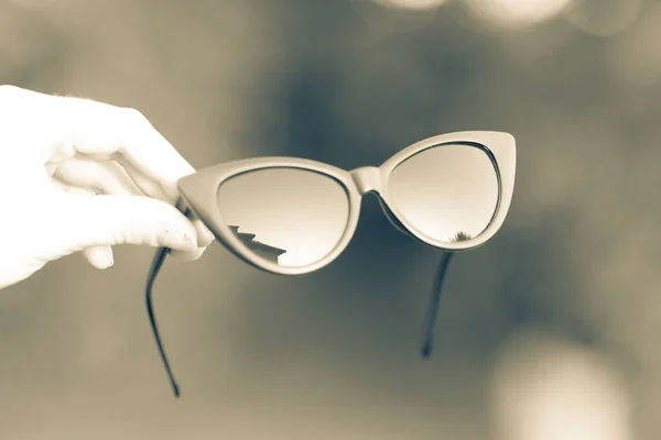 고양이 눈 선글라스 모델은 여름날 클로즈업을 하면서 손으로 찍는다. 선택적 초점 — 스톡 사진