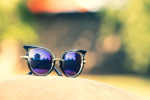 Kočičí oko sluneční brýle model pro ženy střílet venku detailní. Selektivní zaměření — Stock fotografie