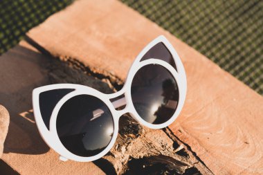 Kedi gözü güneş gözlüğü tasarım modeli. Yakın çekim dışında çekim yapan kadınlar için. Seçici odak 