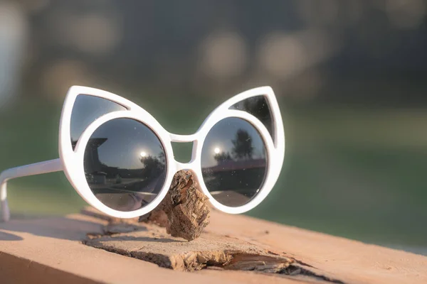 Cat eye zonnebril ontwerp model voor vrouwen schieten buiten close-up. Selectieve focus — Stockfoto