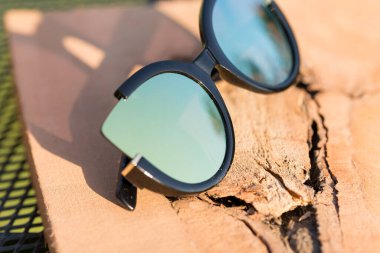 Kedi gözü güneş gözlüğü tasarım modeli. Yakın çekim dışında çekim yapan kadınlar için. Seçici odak 