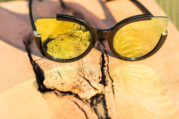 Macska szem napszemüveg design modell a nők lő kívül közelkép. Szelektív fókusz — Stock Fotó