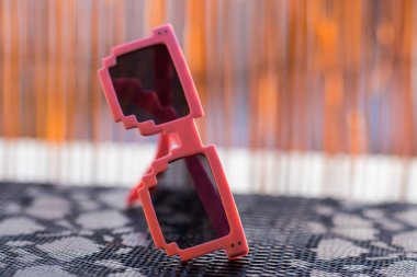 Bir yaz günü siyah lensli pikselli güneş gözlüğü modeli. Seçici odak