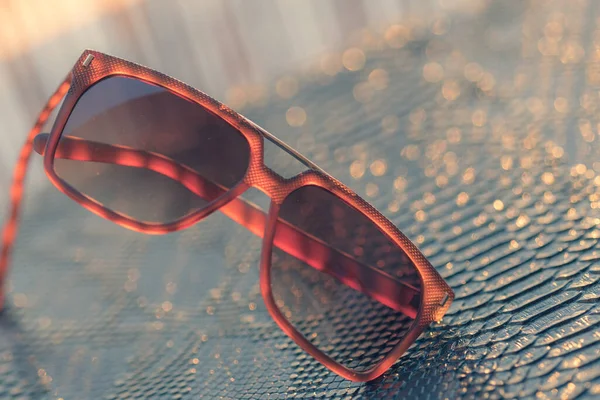 Modelo de gafas de sol clásicas disparar en un primer plano día de verano. Enfoque selectivo — Foto de Stock