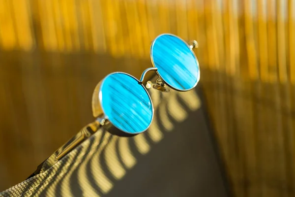 Steampunk Sonnenbrille Modell mit runden Gläsern in einer Sommertag Nahaufnahme. Selektiver Fokus — Stockfoto