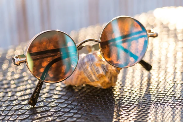 Modelo de óculos de sol Steampunk com lentes redondas em um dia de verão closeup. Foco seletivo — Fotografia de Stock