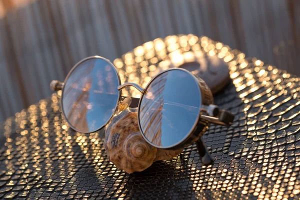 Modelo de óculos de sol Steampunk com lentes redondas atirar em um dia ensolarado closeup. Foco seletivo — Fotografia de Stock