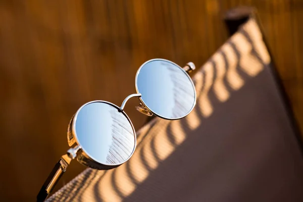 Steampunk модель солнцезащитных очков с круглыми линзами снимать в солнечный день крупным планом. Селективный фокус — стоковое фото