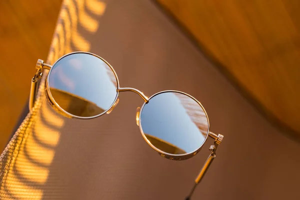 Modelo de gafas de sol Steampunk con lentes redondas disparar en un primer plano día soleado. Enfoque selectivo — Foto de Stock