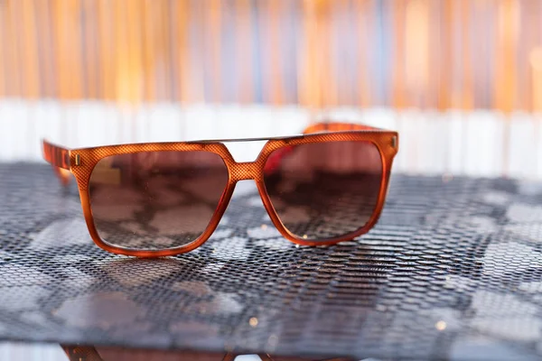 Classico modello di occhiali da sole sparare in una giornata di sole primo piano. Focus selettivo — Foto Stock