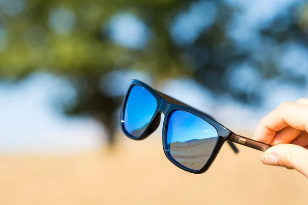 Modelo clássico de óculos de sol com lentes azuis atirar em um dia de verão closeup. Foco seletivo — Fotografia de Stock