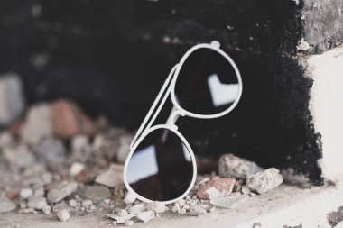 Büyük siyah lensleri olan Retro model güneş gözlüğü. Seçici odak