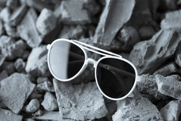 Modelo de gafas de sol retro aviator con grandes lentes negras de primer plano. Enfoque selectivo —  Fotos de Stock