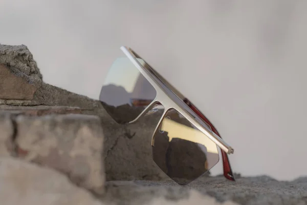 Gafas de sol futuristas con lentes grandes de primer plano. — Foto de Stock