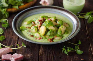 Gnocchi pastırma ve fesleğen ıspanak sos, leziz yiyecek fotoğraf, gıda reklam ile