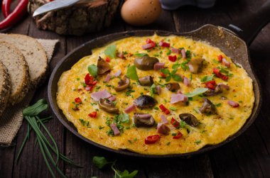 Taze omlet, turşu mantar ve biber, otlar üstte