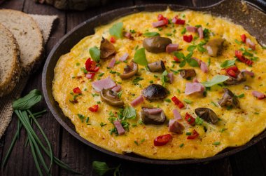 Taze omlet, turşu mantar ve biber, otlar üstte