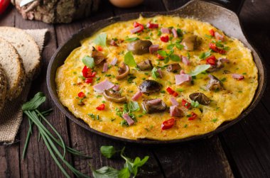 Taze omlet, turşu mantar ve biber, otlar üstte