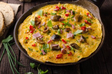 Taze omlet, turşu mantar ve biber, otlar üstte