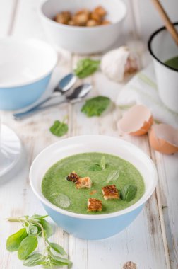 Haşlanmış yumurta, taze kruton ve otlar, fotoğraf stok reklam ile ıspanak çorbası