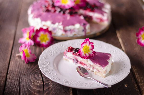 Üstte Beyaz Çikolata Çilek Soslu Cheesecake — Stok fotoğraf