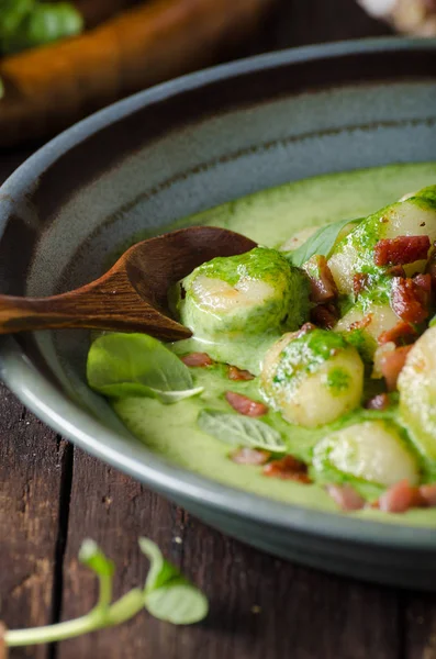 Gnocchi Con Tocino Salsa Espinacas Albahaca Delicia Fotografía Alimentos Publicidad — Foto de Stock