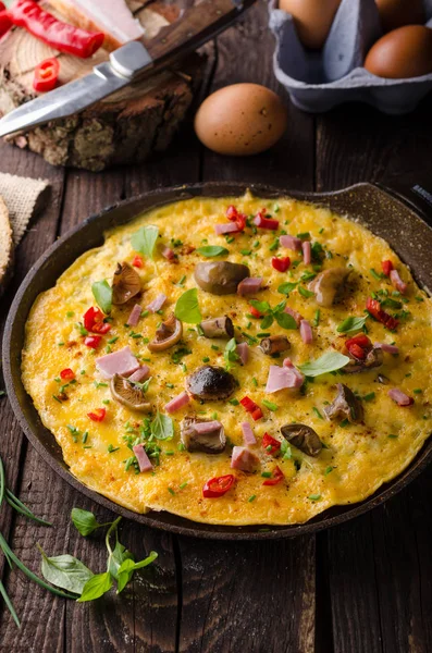 Frittata Fresca Sottaceti Funghi Peperoncino Erbe Aromatiche Cima — Foto Stock