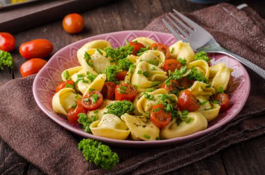 Otlar, domates, taze peynir, gıda Fotoğrafçılık, ürün fotoğraf ile doldurulmuş tortellini