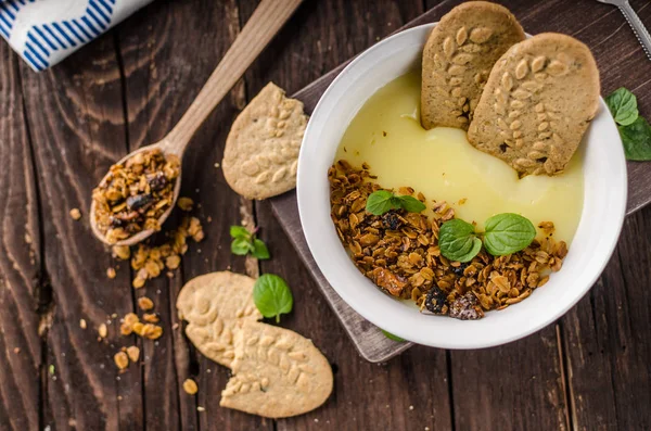 Vaniljpudding Med Hemmagjord Granola Delish Enkel Dessert Matfotografi Mat Stock — Stockfoto