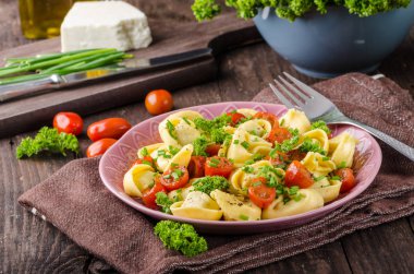 Otlar, domates, taze peynir, gıda Fotoğrafçılık, ürün fotoğraf ile doldurulmuş tortellini