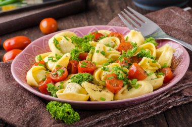 Otlar, domates, taze peynir, gıda Fotoğrafçılık, ürün fotoğraf ile doldurulmuş tortellini