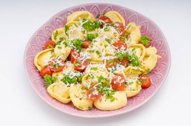 Otlar, domates, taze peynir, gıda Fotoğrafçılık, ürün fotoğraf ile doldurulmuş tortellini