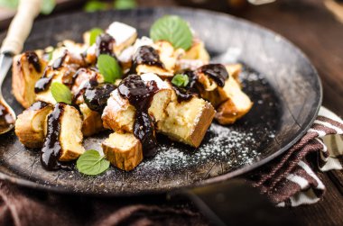 Düzenlenen krep, Kaiserschmarrn lezzetli tatlı Erik, gıda fotoğraf, gıda hisse senedi ile