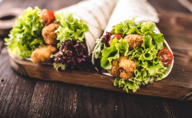 Tavuk, mayo ve domates ketchugrilled tortilla tavuk, marul, ev yapımı mayonez ve barbekü sosu, gıda fotoğrafçılığı ile ızgara tortilla