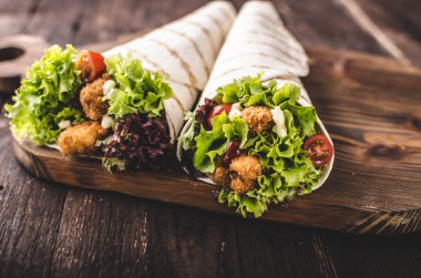 Tavuk, mayo ve domates ketchugrilled tortilla tavuk, marul, ev yapımı mayonez ve barbekü sosu, gıda fotoğrafçılığı ile ızgara tortilla