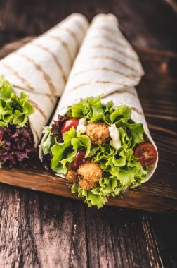 Tavuk, mayo ve domates ketchugrilled tortilla tavuk, marul, ev yapımı mayonez ve barbekü sosu, gıda fotoğrafçılığı ile ızgara tortilla