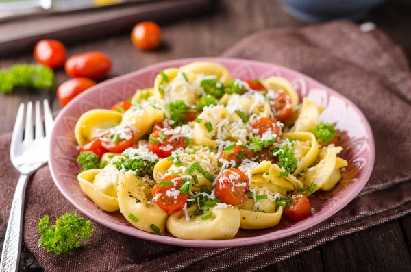 Tortellini Preenchido Com Ervas Tomates Queijo Fresco Fotografia Alimentos Foto — Fotografia de Stock