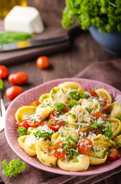 Gefüllte Tortellini Mit Kräutern Tomaten Frischkäse Lebensmittelfotografie Produktfoto — Stockfoto