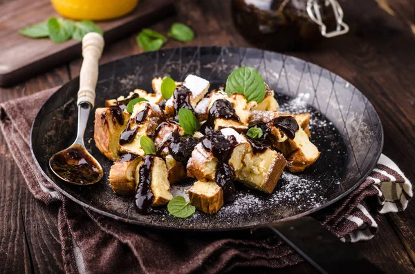 Frittelle Tagliate Kaiserschmarrn Delizioso Dessert Con Prugne Fotografia Cibo Brodo — Foto Stock